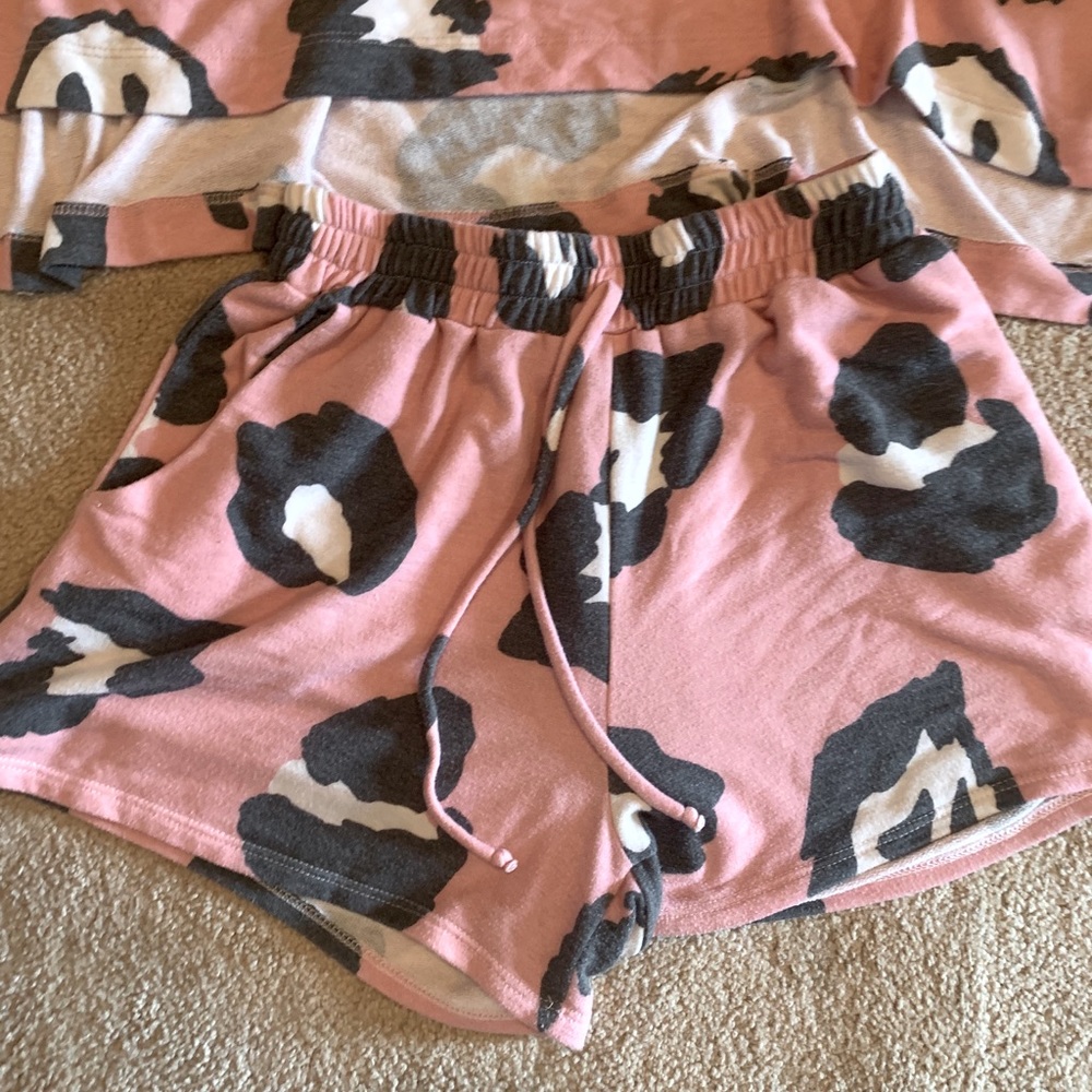 Cute, comfy outfit - Picture 2 of 4